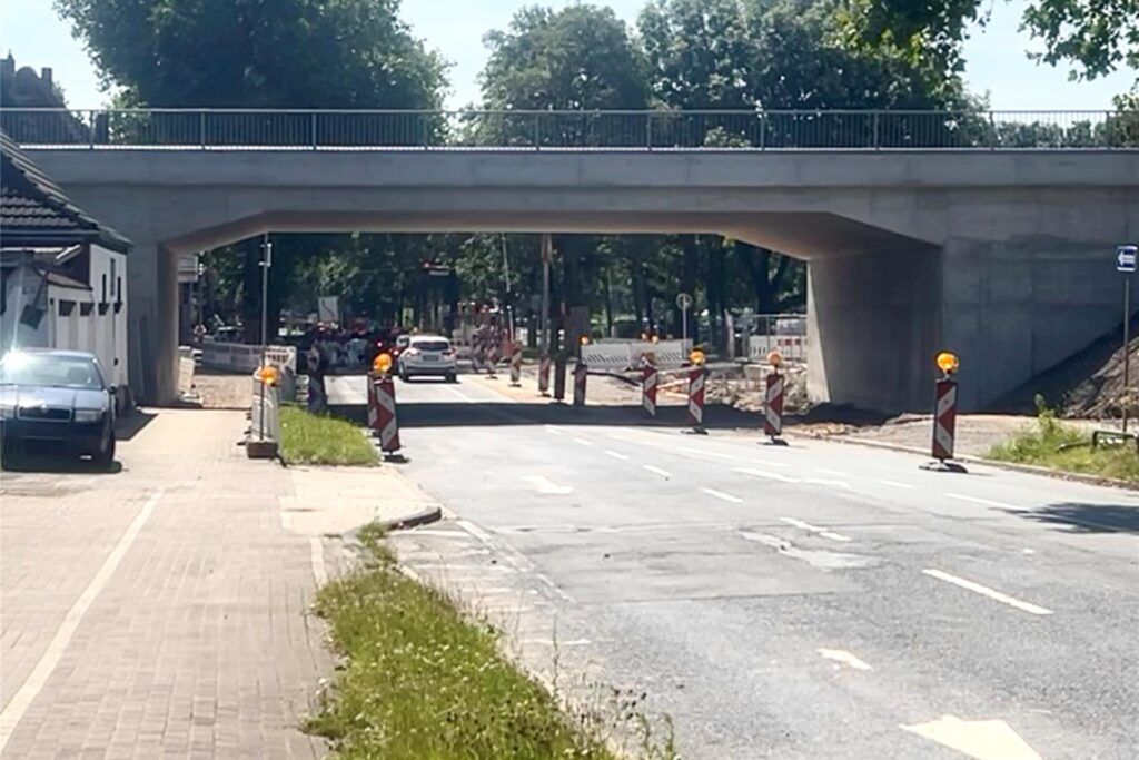 Einbahnstraße unter der neuen Brücke am Hallenbad an der Herner Straße in Recklinghausen.