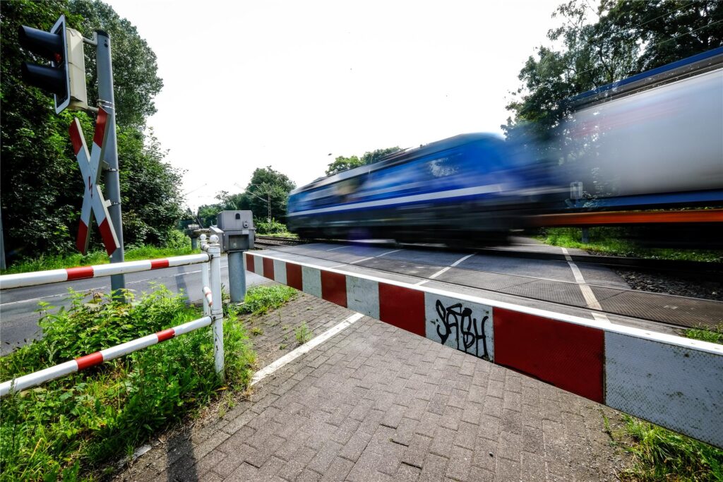 Zug rast an der Schranke am Bruchweg in Recklinghausen vorbei.