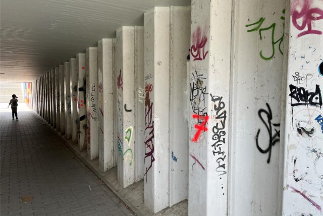 Mit antisemitischen, rechtsradikalen und homophoben Aufklebern wird seit Monaten das Bahnhofsumfeld verunstaltet.