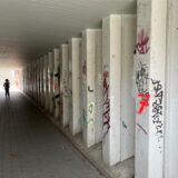 Mit antisemitischen, rechtsradikalen und homophoben Aufklebern wird seit Monaten das Bahnhofsumfeld verunstaltet.