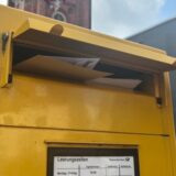 Ein prallvoller und ein gesperrter Briefkasten nebeneinander