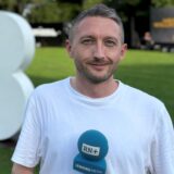 RN-Reporter Philipp Pohl steht neben einem überdimensionalen BVB-Schriftzug im Hoeschpark in Dortmund.