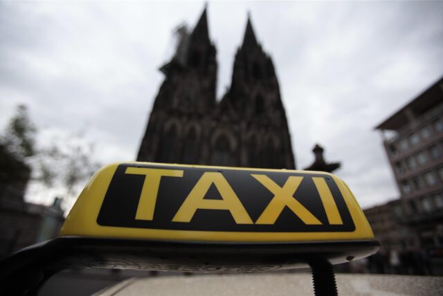 Eine Taxi steht am Donnerstag in Köln vor dem Dom.