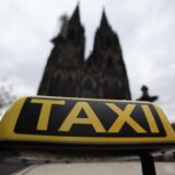 Eine Taxi steht am Donnerstag in Köln vor dem Dom.