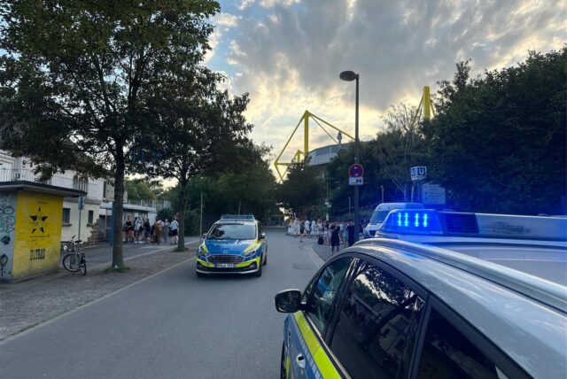 Bei einem Einsatz stehen mehrere Polizeiwagen vor dem Freibad Volkspark in Dortmund, das neben dem BVB-Stadion liegt.