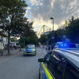 Bei einem Einsatz stehen mehrere Polizeiwagen vor dem Freibad Volkspark in Dortmund, das neben dem BVB-Stadion liegt.