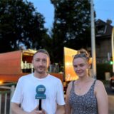 Reporter Philipp Pohl berichtet von der Sperrung der A40 – und trifft dabei auch auf Schaulustige, die sich die Einrichtung der Sperrung anschauen. Unter anderem Linda aus Herne.