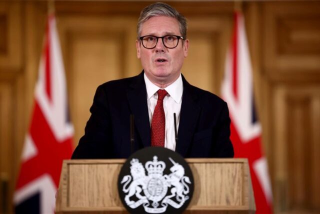 Sir Keir Starmer, Premierminister von Großbritannien, spricht während einer Pressekonferenz in der Downing Street nachdem es in Southport, London, Hartlepool und Manchester zu gewalttätigen Unruhen gekommen ist, nach dem Tot von drei jungen Mädchen nach einem Messerangriff.