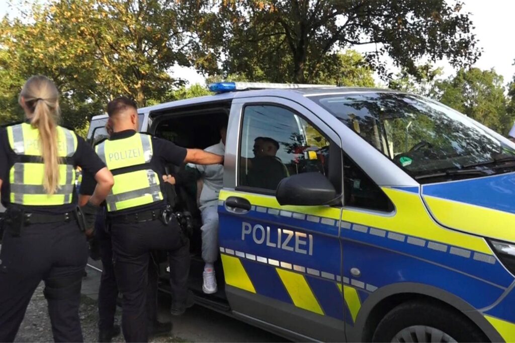 Nach dem Streit im Freibad Volksbad hat es offenbar Festnahmen gegeben. Nach dem Streit im Freibad Volksbad hat es offenbar Festnahmen gegeben.