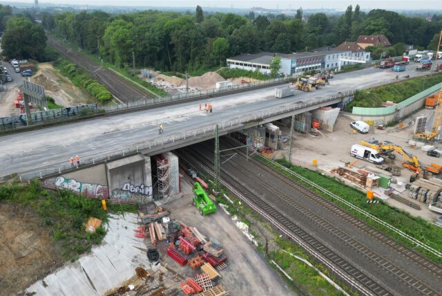 Autobahnbrücke der A40, über eine 3-gleisige Bahnstrecke, zwischen Bochum-Zentrum und Hamme