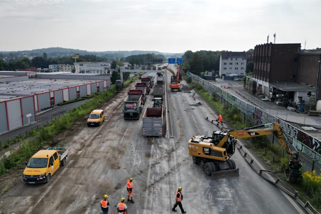 Schlachthofbrücke über der A40. Hier wird für 15 Wochen eine Brücke abgerissen und neu gebaut. Schlachthofbrücke über der A40. Hier wird für 15 Wochen eine Brücke abgerissen und neu gebaut.