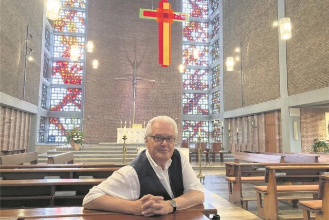 Pastor Ulrich Müller im Altarraum der Herz-Jesu-Kirche in Hüls.