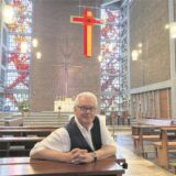 Pastor Ulrich Müller im Altarraum der Herz-Jesu-Kirche in Hüls.