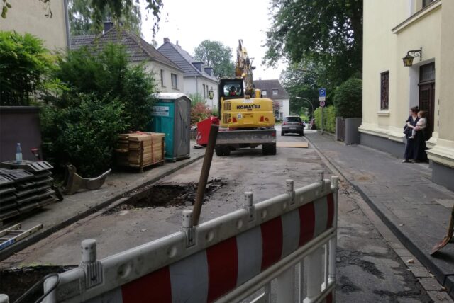 Wegen eines Wasserrohrbruchs steht am Mittwochmorgen in der Straße Lindenhof im Recklinghäuser Norden Wasser auf der Fahrbahn.