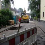 Wegen eines Wasserrohrbruchs steht am Mittwochmorgen in der Straße Lindenhof im Recklinghäuser Norden Wasser auf der Fahrbahn.