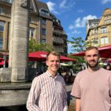 Moritz Budde (links) und Marius Hoffmann vor dem Reiterbrunnen auf dem Marktplatz in Castrop.