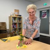 Hannelore Göttlich deckt den Mittagstisch im Paulusviertel Recklinghausen.