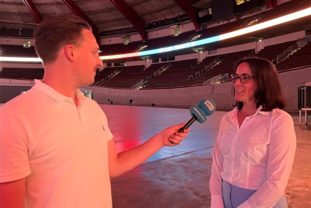 Tim Hübbertz interviewt Nina Kupferschmidt in der Westfalenhalle Dortmund.
