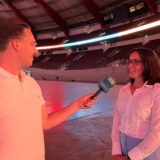 Tim Hübbertz interviewt Nina Kupferschmidt in der Westfalenhalle Dortmund.