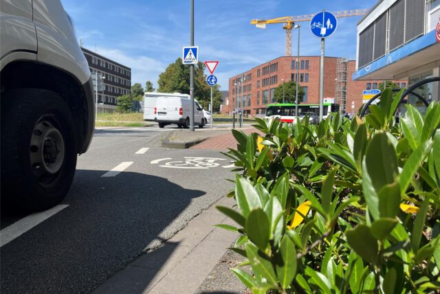 Blick von der Theodor-Heuss-Straße auf den Kreisverkehr am Busbahnhof.