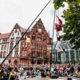 Zuschauer beobachten zwei Akrobaten auf dem MICRO!FESTIVAL.