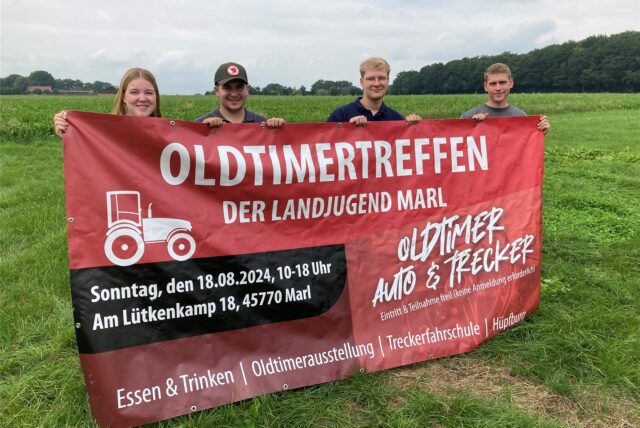 Mitglieder der Landjugend Marl mit einem Plakat.