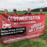 Mitglieder der Landjugend Marl mit einem Plakat.