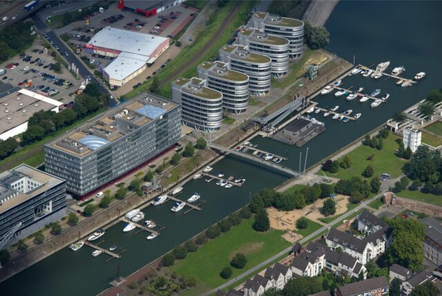 Die Feuerwehr rettete ein Kind, das im Innenhafen ins Wasser fiel. (Archivfoto)