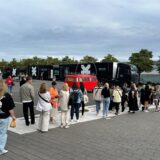 Lange Warteschlange vor dem Dortmunder Fußballmuseum: Fans stehen für Influencerin Karo Kauer an.