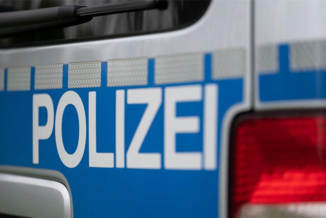 Das Symbolbild zeigt den Aufdruck „Polizei“ auf einem Polizeiwagen.