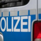 Das Symbolbild zeigt den Aufdruck „Polizei“ auf einem Polizeiwagen.