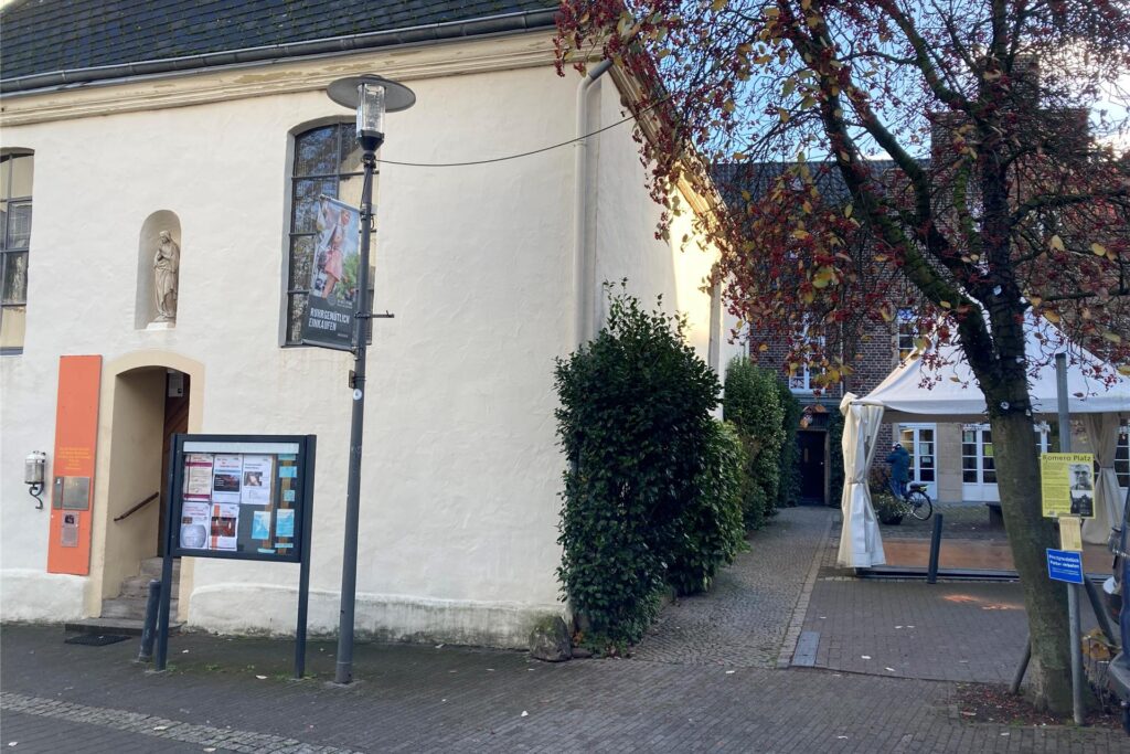 Die Gastkirche (links) und das Gasthaus (rechts) in der Altstadt von Recklinghausen. Die Gastkirche (links) und das Gasthaus (rechts) in der Altstadt von Recklinghausen.