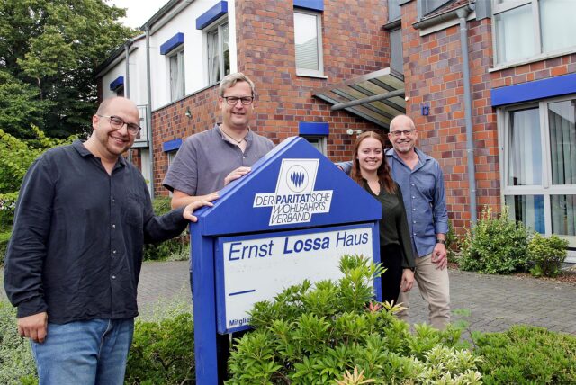 Das neue Leitungsteam steht vor dem Ernst-Lossa-Haus.