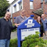 Das neue Leitungsteam steht vor dem Ernst-Lossa-Haus.