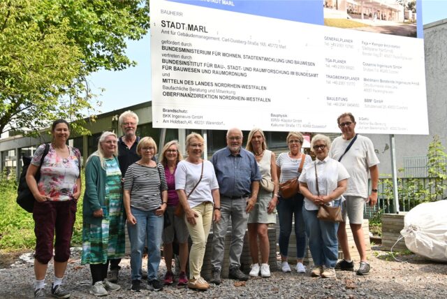 Mitglieder von fünf Marler Ratsfraktionen überzeugten sich auf der Baustelle Marschall 66 von den Baufortschritten.