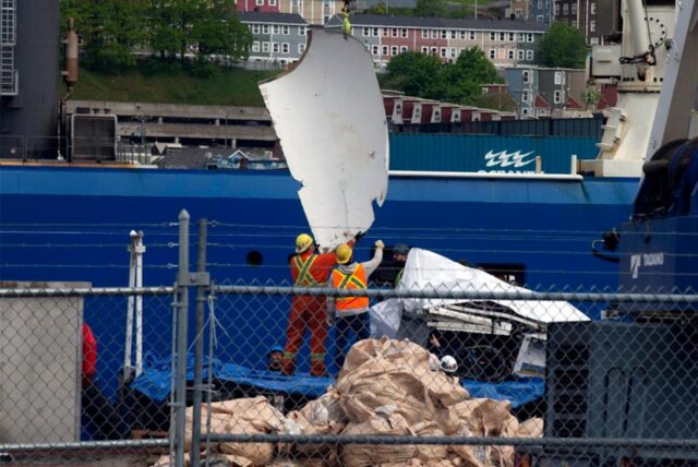 Trümmer des Tauchboots «Titan», das vom Meeresboden in der Nähe des Wracks der Titanic geborgen wurde, werden am Pier der kanadischen Küstenwache vom Schiff «Horizon Arctic» entladen.