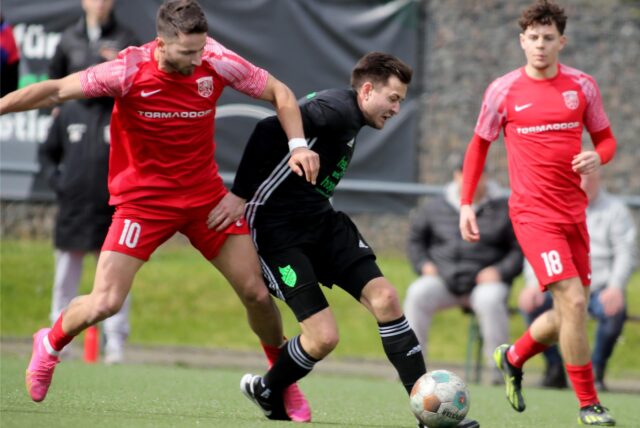 Spieler des Lüner SV und des BSV Schüren im Zweikampf.