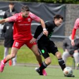 Spieler des Lüner SV und des BSV Schüren im Zweikampf.
