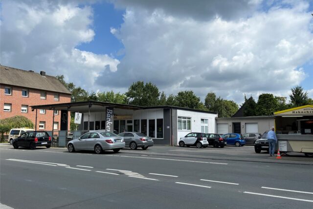 Ansicht auf die alte Tankstelle Albers, heute Bäckerei