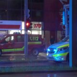 Einsatzfahrzeuge der Polizei und der Feuerwehr stehen nach dem tödlichen Unfall in Dortmund-Eving an der Unfallstelle.