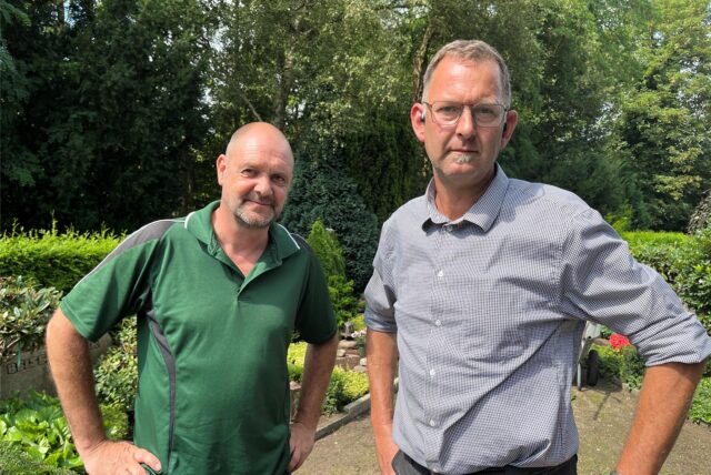Andreas Breuker und Stefan Lukassen stehen auf einem Friedhof in Dorsten.