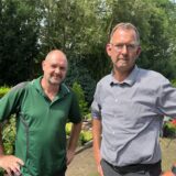 Andreas Breuker und Stefan Lukassen stehen auf einem Friedhof in Dorsten.