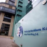 Ein Display mit der Aufschrift: „Polizeipräsidium Köln“ steht vor Haupteingang.