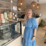 Jessica Hildebrand steht an der Theke des Café Yam in der Innenstadt von Recklinghausen