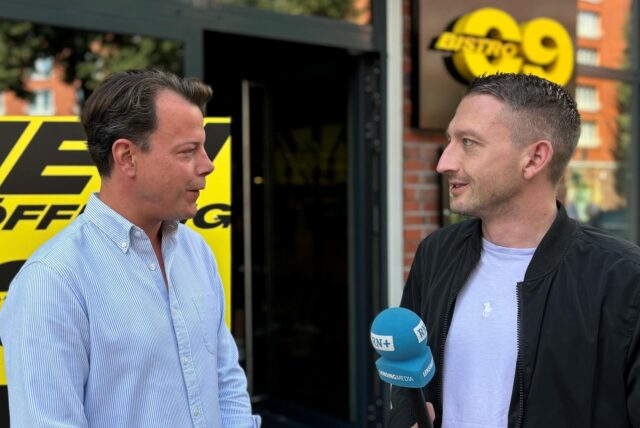 Philipp Pohl spricht mit Arne Brügmann vor dem BVB-Bistro in Dortmund.