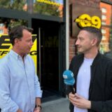 Philipp Pohl spricht mit Arne Brügmann vor dem BVB-Bistro in Dortmund.