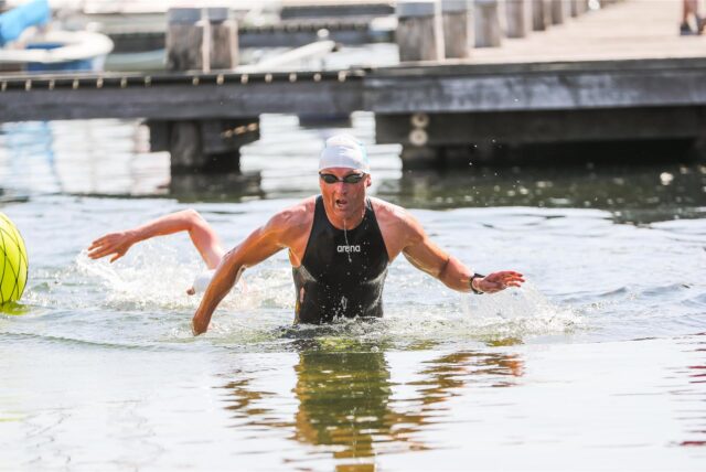Ein Triathlon-Teilnehmer schwimmt im Phoenix-See in Dortmund, in dem Schwimmen eigentlich verboten ist.