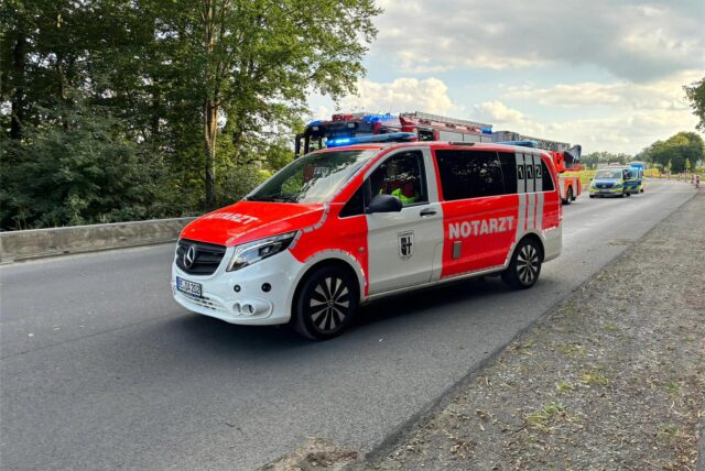 Ein Notarztwagen steht auf einer Straße in Datteln. Im Hintergrund steht ein Polizeiauto.