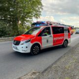 Ein Notarztwagen steht auf einer Straße in Datteln. Im Hintergrund steht ein Polizeiauto.