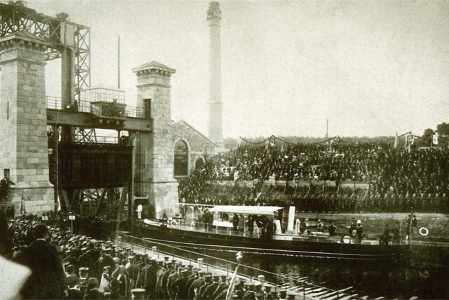 Kaiser Wilhelm II. weiht am 11. August 1899 das Schiffshebewerk Henrichenburg ein. Im Hintergrund die Tribüne des Gastwirts Lukas.